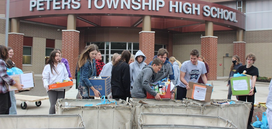 Students load the food donations into the City Mission Truck.