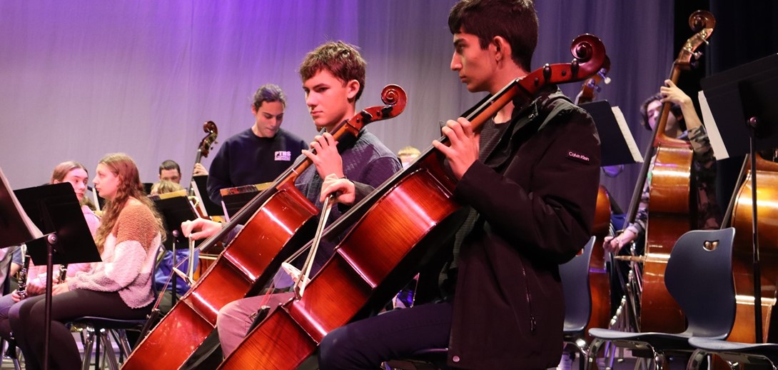Students play the cello.